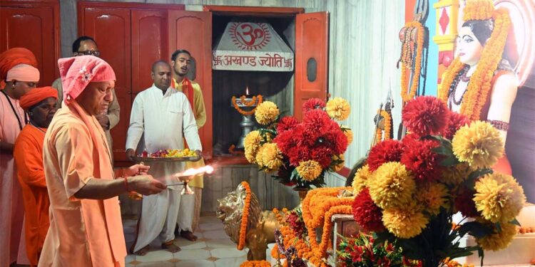 गुरु पूर्णिमा महोत्सव: सीएम योगी ने किया महायोगी गोरखनाथ का विशिष्ट पूजन