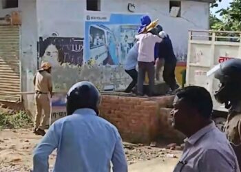 Deoria Ambedkar Statue Row: प्रतिमा विवाद के बाद 3 पुलिसकर्मी निलंबित, गांव में 10 थानों की फोर्स तैनात