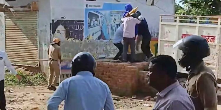 Deoria Ambedkar Statue Row: प्रतिमा विवाद के बाद 3 पुलिसकर्मी निलंबित, गांव में 10 थानों की फोर्स तैनात