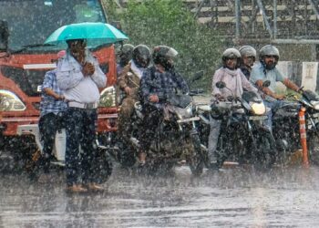 Weather Alert: 22 राज्यों में भारी बारिश और तूफान का खतरा, UP, Bihar, Delhi समेत कई इलाकों के लिए IMD का अलर्ट