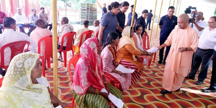 हर व्यक्ति की समस्या का समाधान सरकार की प्राथमिकता : मुख्यमंत्री योगी आदित्यनाथ