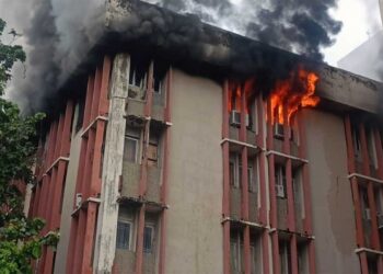 Lucknow News: जवाहर भवन में भीषण आग से मची अफरा-तफरी, चौथी मंजिल की कैंटीन से उठीं लपटें