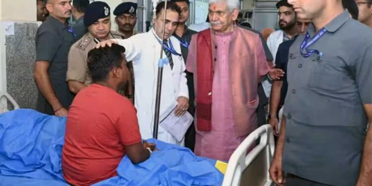Amarnath Yatra Bus Accident: घायलों से मिले LG मनोज सिन्हा, अस्पताल को दिए बेहतर इलाज और सहायता के निर्देश