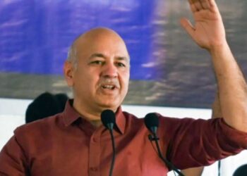 PM Modi के Video पर Manish Sisodia का तंज, बोले- 'लाठी से Friends तक पहुंचे, अब GenZ नहीं मानने वाला'