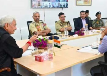 Amarnath Yatra 2026: पंजीकरण गड़बड़ी पर LG मनोज सिन्हा सख्त, बिना वैध परमिट यात्रा करने वालों को दी बड़ी चेतावनी