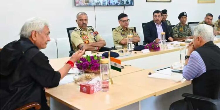 Amarnath Yatra 2026: पंजीकरण गड़बड़ी पर LG मनोज सिन्हा सख्त, बिना वैध परमिट यात्रा करने वालों को दी बड़ी चेतावनी