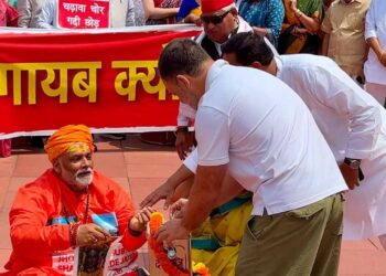Parliament Protest: राम मंदिर चढ़ावा मुद्दे पर संसद परिसर में विपक्ष का अनोखा प्रदर्शन, साधु के वेश में दिखे पप्पू यादव