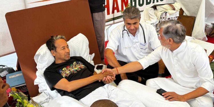 Sonam Wangchuk Hunger Strike: कांग्रेस भी आई साथ, जंतर-मंतर पर पवन खेड़ा ने की मुलाकात, बढ़ा राजनीतिक समर्थन