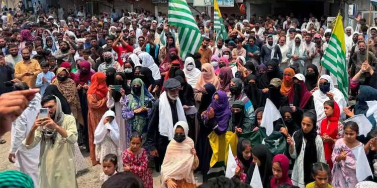 PoJK Protest: PoK में 'आजादी' और 'इंकलाब' के नारों से गूंजीं सड़कें, लाखों लोगों का पाकिस्तान सरकार और सेना के खिलाफ प्रदर्शन