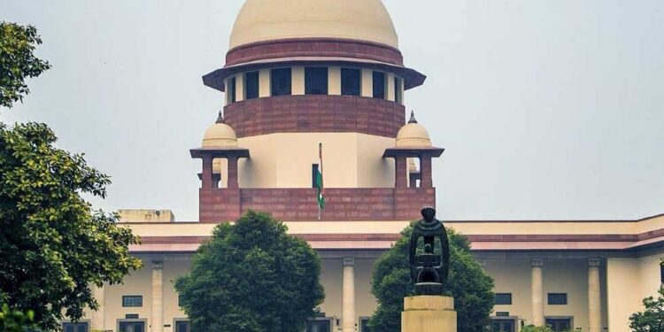 Supreme Court: 'शराब-सिगरेट पर टैक्स बढ़ाइए, लेकिन महिला वकीलों को सुविधाएं दीजिए', SC ने राज्यों को 6 हफ्ते का अल्टीमेटम