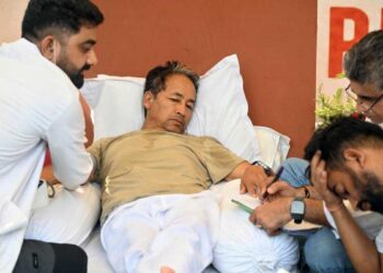 19वें दिन भी जारी Sonam Wangchuk का Hunger Strike, तेजी से घटा वजन, समर्थकों से बोले- 'मुझे अनशन तोड़ने को मत कहिए...'