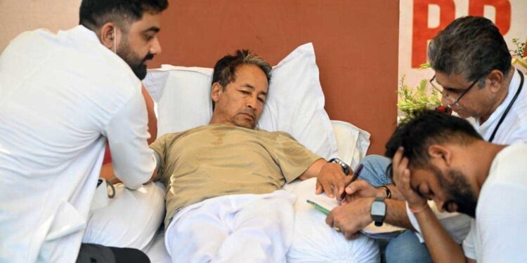 19वें दिन भी जारी Sonam Wangchuk का Hunger Strike, तेजी से घटा वजन, समर्थकों से बोले- 'मुझे अनशन तोड़ने को मत कहिए...'