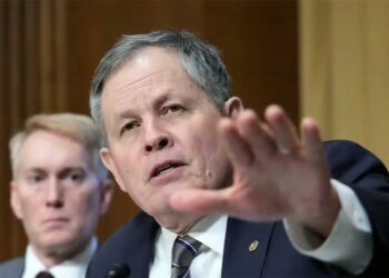 US Senator Steve Daines का बड़ा बयान, बोले- 'चीन जाते समय फोन छोड़ देता हूं, भारत आते वक्त साथ रखता हूं', बताई खास वजह