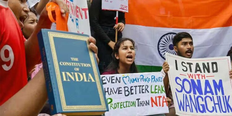 Sonam Wangchuk Protest: न्यूयॉर्क से लंदन तक गूंजा समर्थन, भारत सरकार से बातचीत और जवाबदेही की उठी मांग