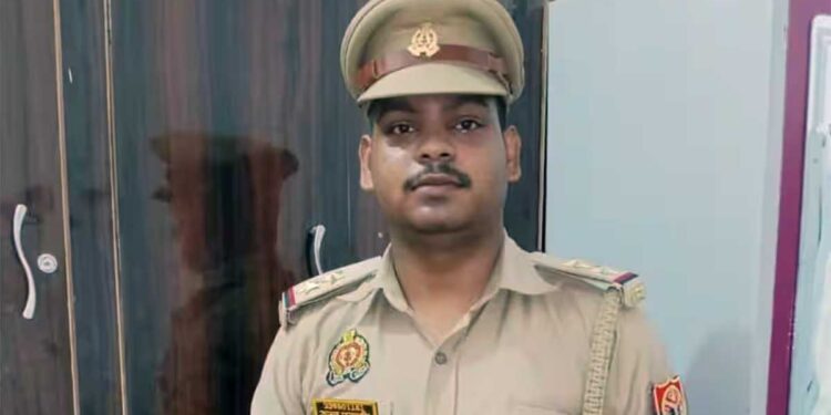 Varanasi में पकड़ा गया Fake Daroga, पुलिस की वर्दी पहनकर दिखाता था रौब, लखनऊ तक बताता था अपनी पहुंच