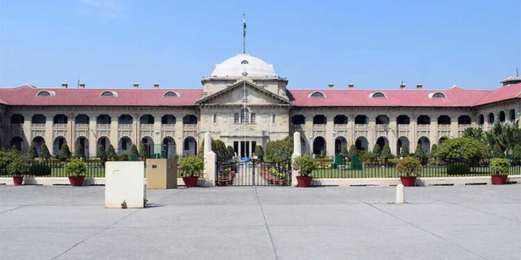Hijab Row: स्कूल यूनिफॉर्म के साथ हेडस्कार्फ की मांग पर हाईकोर्ट का बड़ा फैसला