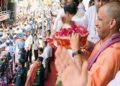Kanwar Yatra 2026: मेरठ में CM योगी ने कांवड़ियों पर की पुष्पवर्षा, ‘हर-हर महादेव’ के जयकारों से गूंजा माहौल