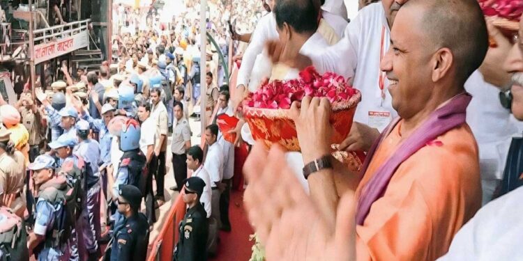 Kanwar Yatra 2026: मेरठ में CM योगी ने कांवड़ियों पर की पुष्पवर्षा, ‘हर-हर महादेव’ के जयकारों से गूंजा माहौल