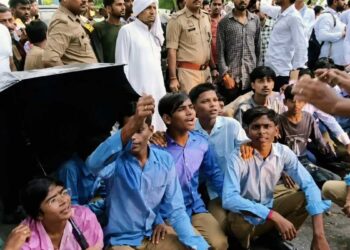 महोबा में Gen Alpha पर पुलिस का एक्शन! सड़क पर प्रदर्शन कर रहे बच्चों को घसीटकर हटाने का आरोप