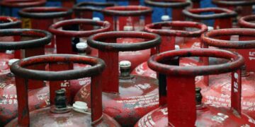 LPG Cylinder Price Cut: 200 रुपए से ज्यादा सस्ता हुआ कमर्शियल गैस सिलेंडर, जानिए दिल्ली-कोलकाता समेत नए रेट