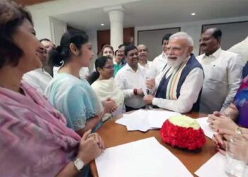 PM Modi से मुलाकात के बाद Sayoni Ghosh और Kakoli Ghosh की तस्वीरें वायरल, कांथा कढ़ाई से लेकर ‘पहली मुलाकात’ तक क्या है संकेत?