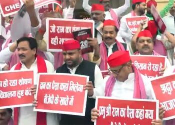UP Assembly Session: 'चंदा चोर गद्दी छोड़' के नारों से गूंजा विधानसभा परिसर, सपा का जोरदार प्रदर्शन