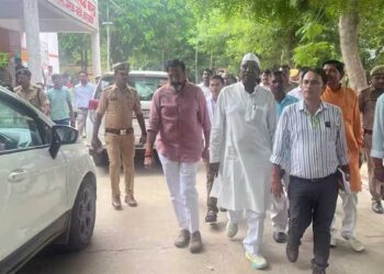 E20 Petrol पर सवाल सुनते ही चुप हुए योगी सरकार के मंत्री, बोले- 'इस मुद्दे पर हम नहीं बात करेंगे'