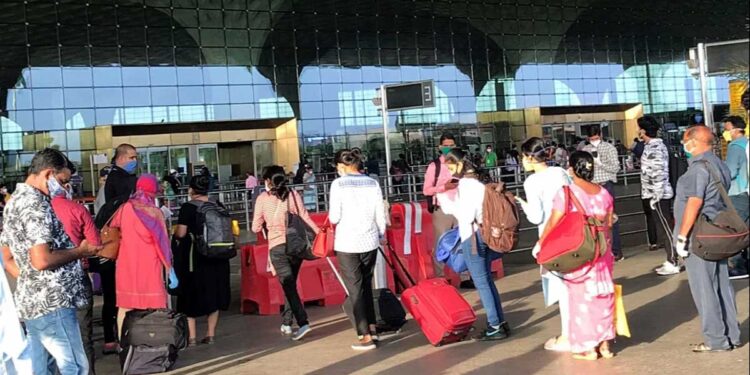 Varanasi Airport Firing: एयरपोर्ट पर लाइसेंसी पिस्टल से अचानक चली गोली, 2 Ground Staff घायल; जानें कैसे हुआ हादसा