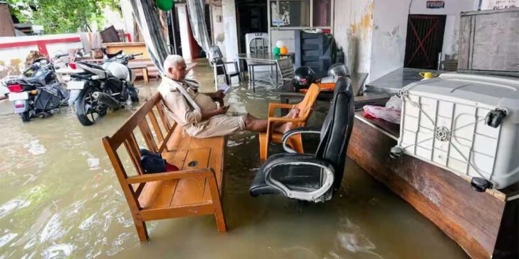 Prayagraj Rain से मचा हाहाकार! जलभराव पर केशव मौर्य नाराज, नगर निगम की व्यवस्था पर उठे सवाल