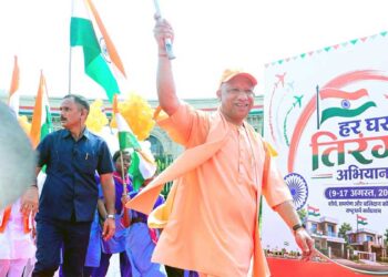 Lucknow में गूंजा तिरंगा, CM योगी का बड़ा बयान- ‘वंदे मातरम्’ और राष्ट्रगान का अपमान मंजूर नहीं
