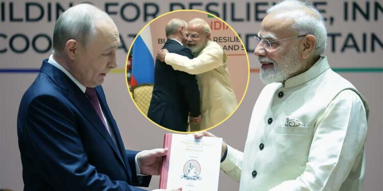 हाथ मिलाया, गले मिले और फिर साथ निकले मोदी-पुतिन, 40 मिनट की मुलाकात में क्या हुआ?