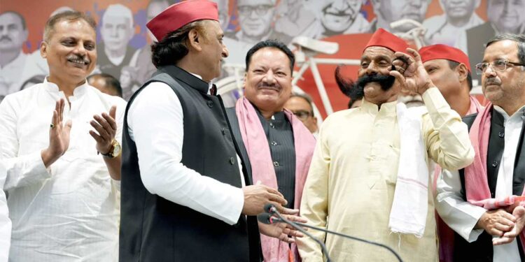 अखिलेश यादव के साथ दिखे लंबी मूंछों वाले ‘चाचा’ कौन? मंच पर सपा चीफ ने दिलवाया मूंछों पर ताव