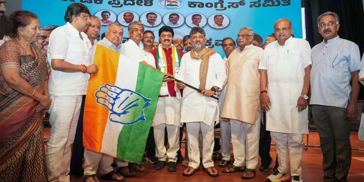 BJP को बड़ा झटका! पूर्व MLA नरेंद्र बाबू ने थामा कांग्रेस का हाथ, जानें क्यों छोड़ी पार्टी