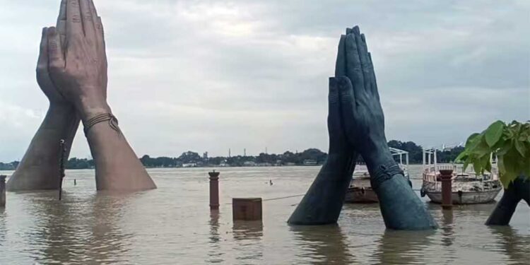 वाराणसी में फिर बढ़ी गंगा की रफ्तार, 2 cm प्रति घंटे चढ़ रहा पानी; अगले 48 घंटे अहम