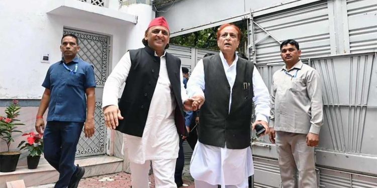 Azam Khan ने 15 सीटों की मांग की या नहीं? अखिलेश यादव के इस बयान से UP की सियासत में मची हलचल