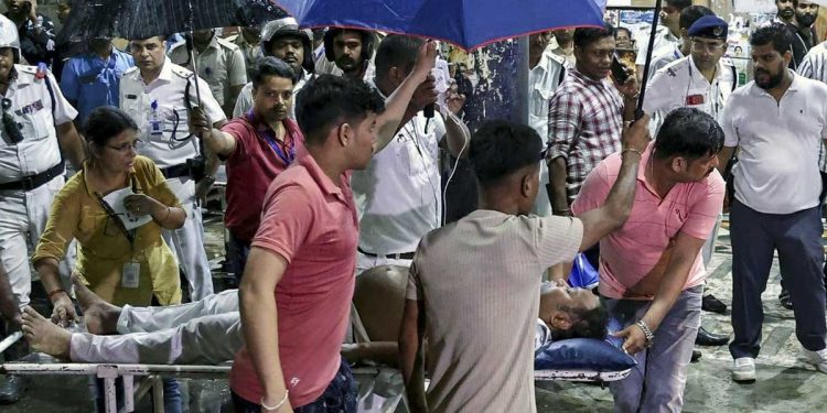 Kolkata Durga Puja Stampede: चोर बागान हादसे पर सियासी संग्राम, सुवेंदु अधिकारी के भतीजे की गिरफ्तारी की उठी मांग
