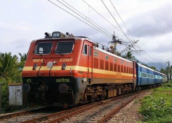 Train में तेज आवाज में फोन चलाना पड़ेगा भारी! रेलवे का नया निर्देश, ₹1,000 जुर्माना और जेल तक की नौबत