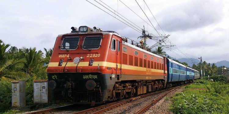Train में तेज आवाज में फोन चलाना पड़ेगा भारी! रेलवे का नया निर्देश, ₹1,000 जुर्माना और जेल तक की नौबत